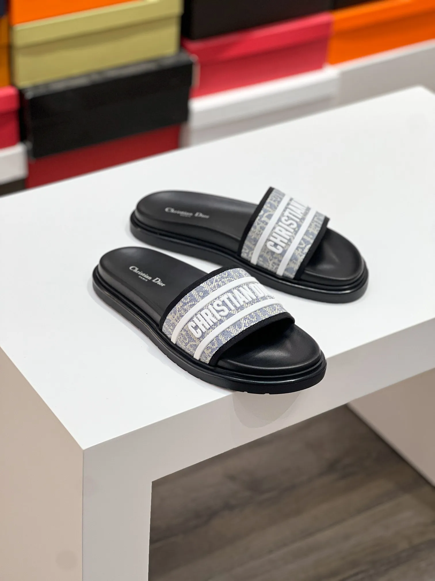 Men's men's shoes💰320【DIOR】🐝🐝Top version. 2024ss Dior’s latest men’s slippers are a must-have. Dior Alias ​​Men's Genuine Leather Slippers This summer new Alias ​​sandal embodies a casual and elegant style. Carefully crafted from grained cow leather and Oblique printed fabric, with cowhide lining! Cross-strap design with metal-clad brass CD Diamond logo. The imported cowhide leather and rubber sole adds sophistication and comfort, while Oblique print-effect anti-slip panels add style. Size39-44 (customized at 38.45)